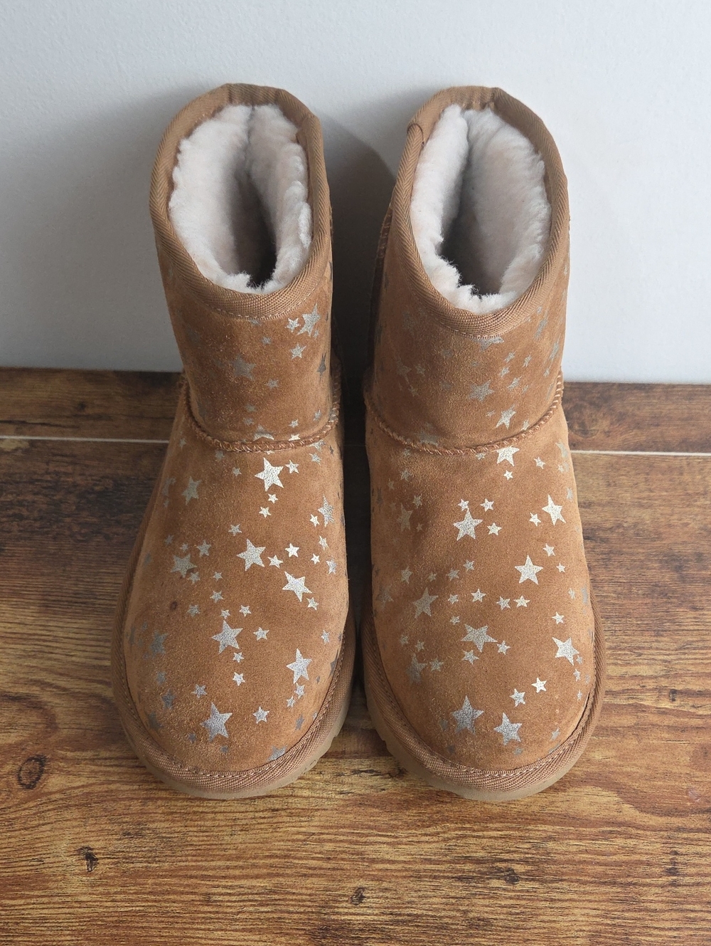 UGG Kids' Classic Mini II Stars Chestnut Suede Shearling Boot Sz 6Y Cabincore